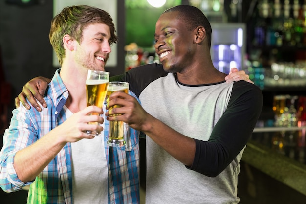 Happy vrienden met een drankje