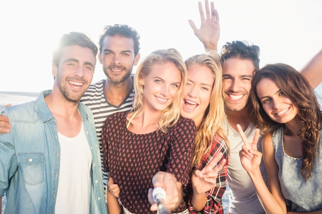 Foto happy vrienden nemen selfie