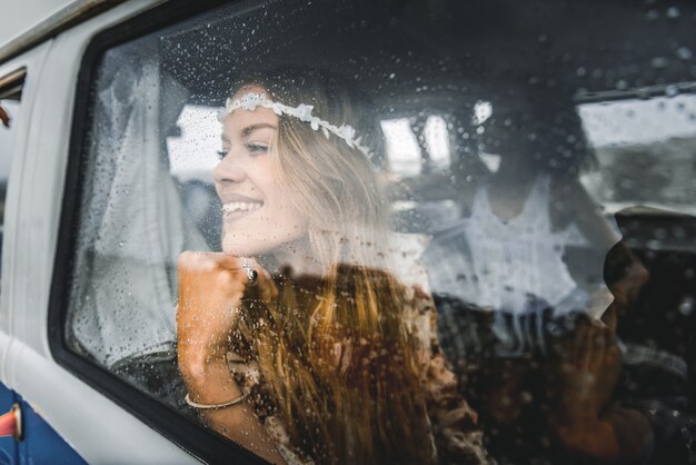 Happy vrienden rijden een vintage minivan