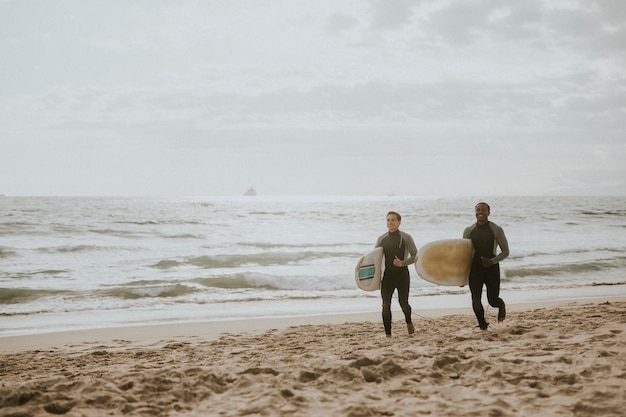 Happy vrienden surfen op het strand