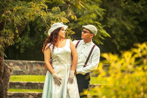 美しい自然の風景の中で幸せな結婚式のカップル