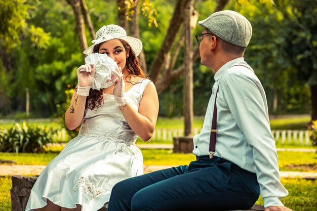 美しい自然の風景の中で幸せな結婚式のカップル