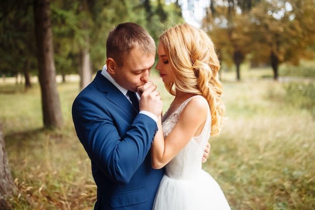 幸せな結婚式のカップルは公園でお互いを楽しむ 若者の愛のファッションとライフ スタイルのコンセプト