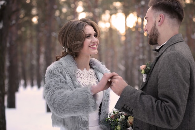 Felice sposi all'aperto il giorno d'inverno
