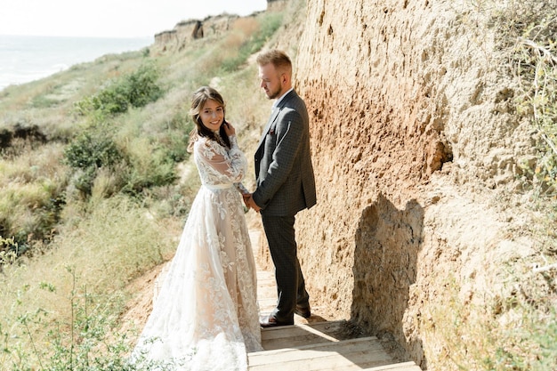 幸せな結婚式のカップル