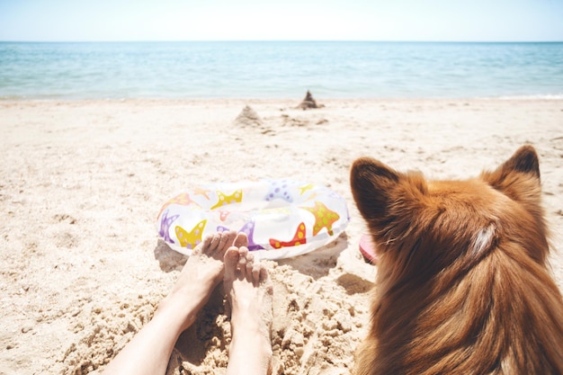 海のそばで幸せな週末-ビーチで犬と一緒に女の子。アゾフ海、ウクライナのウクライナの風景