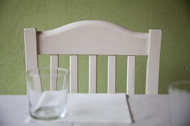 Photo happy white chair near table