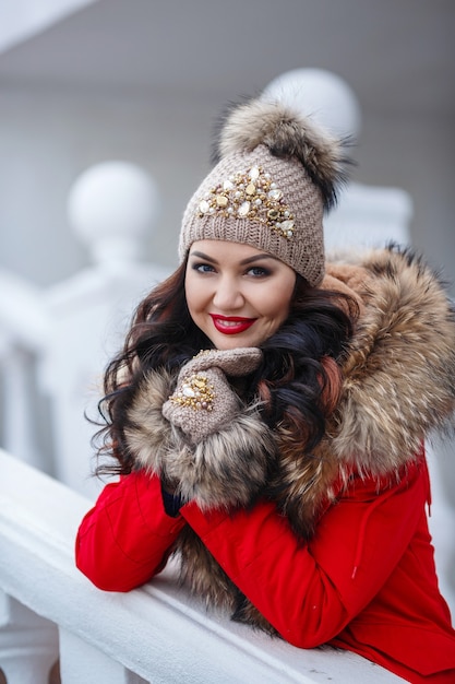 Счастливое зимнее время в большом городе очаровательной женщины, идущей по улице.