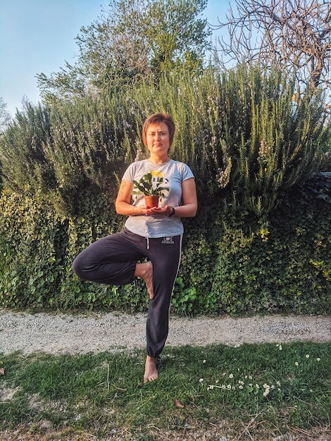 Foto donna felice 30 anni che fa yoga all'aperto. vista panoramica sul mare adriatico in slovenia.