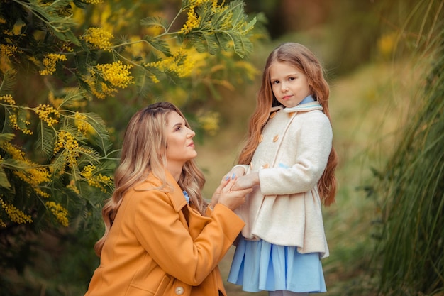 写真 咲く春の庭で幸せな女と子母の日の休日のコンセプト