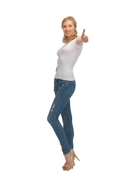 Photo happy woman in blank white t-shirt with thumbs up