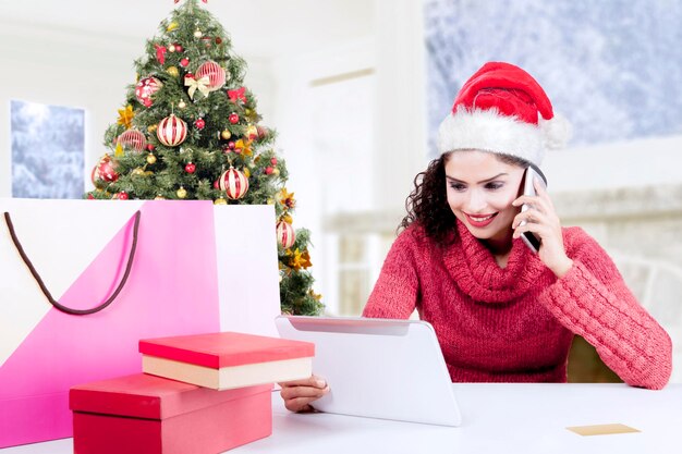 Photo happy woman buying christmas presents online