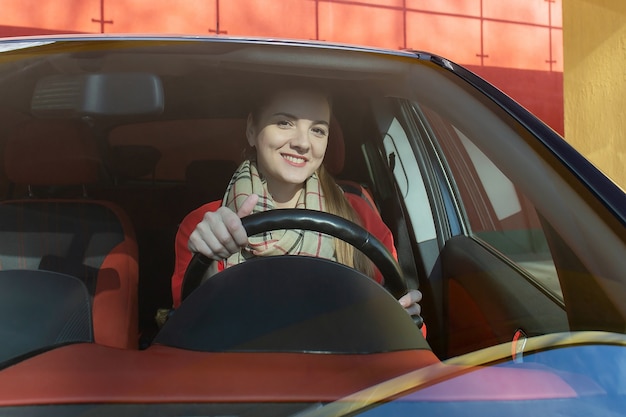 車の中で幸せな女性