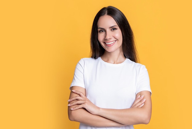 Foto donna felice in camicia casual isolata su sfondo giallo con spazio di copia