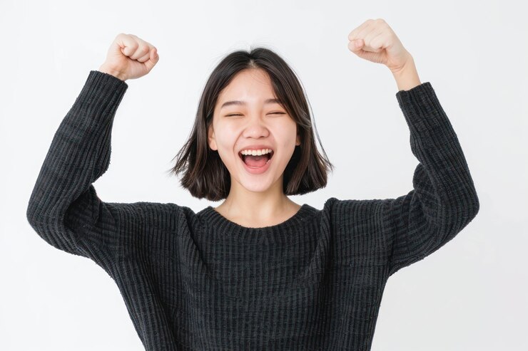 Photo 행복 한 여자 는 성공 을 기 으로 축하 하고 있다