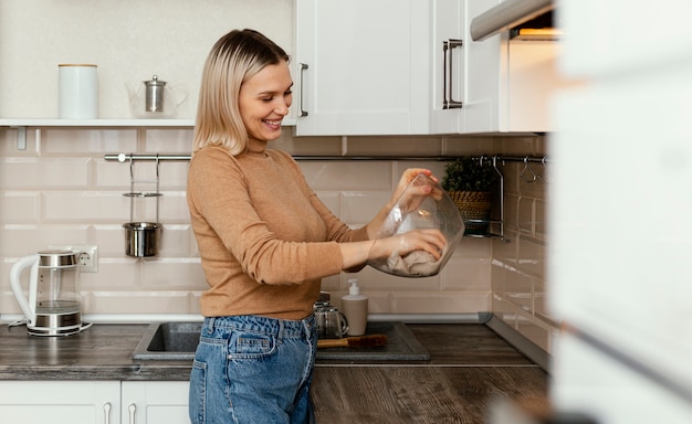 Photo happy woman cleaning bowl