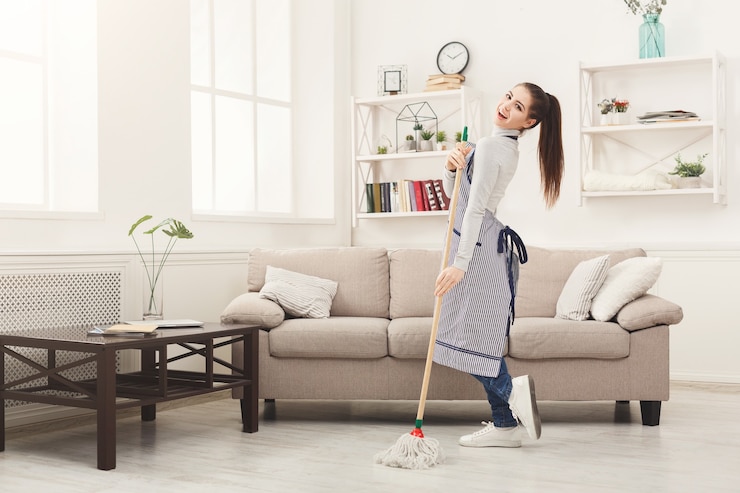 Photo happy woman cleaning home with mop and having fun