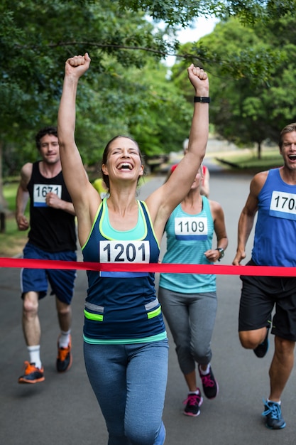 Photo happy woman crossing the finish line