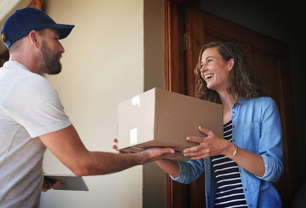 Foto uomo di consegna donna felice e scatola del pacco alla porta per pacco ordine o carico del cliente nel servizio di trasporto persona di sesso femminile che riceve la spedizione dalla catena di approvvigionamento del corriere maschio o consegna a casa