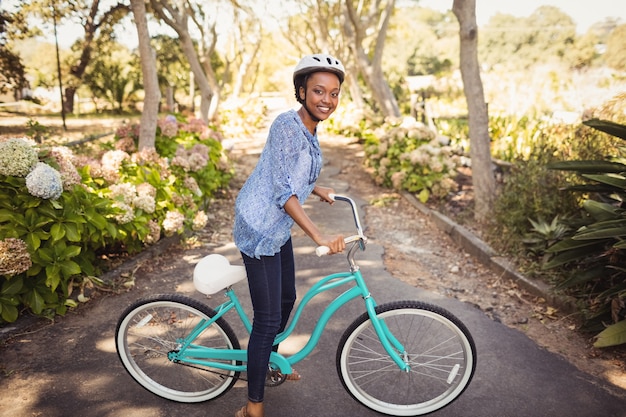 自転車をやって幸せな女