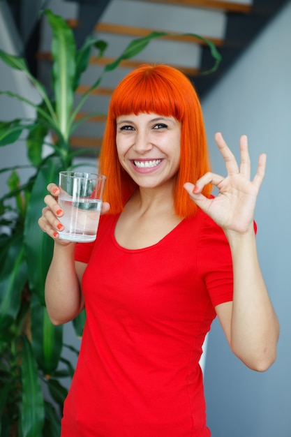 Счастливый женщина, выпить стакан воды