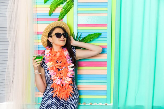 写真 ハワイの緑のカクテルを飲んで幸せな女