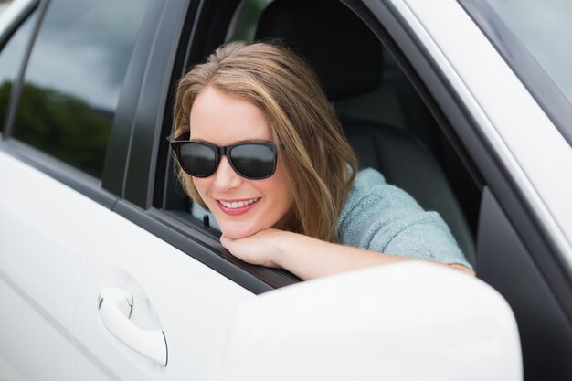 運転手の座席にいる幸せな女性