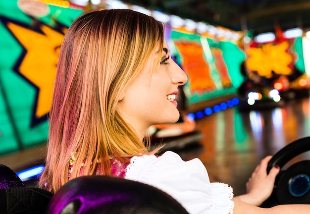 Photo happy woman enjoying in bumper cars