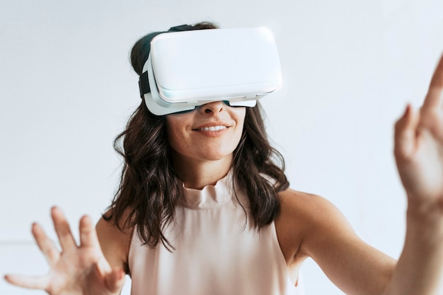 VRヘッドセットを楽しんでいる幸せな女性