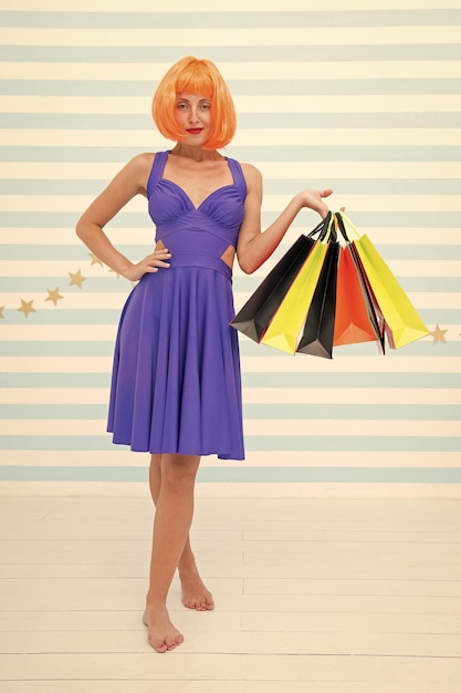 행복한 여자가 쇼핑을 하러 갑니다 마지막 준비 쇼핑몰에서 큰 세일 쇼핑백을 든 미친 소녀 패션 블랙 프라이데이 판매 행복한 온라인 쇼핑 즐거운 휴일 쇼핑 후