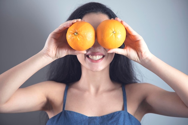 Счастливая женщина с апельсином в глазу