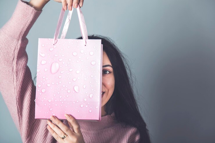 Photo 幸せな女の手の買い物袋