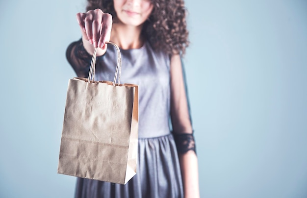 幸せな女の手の買い物袋