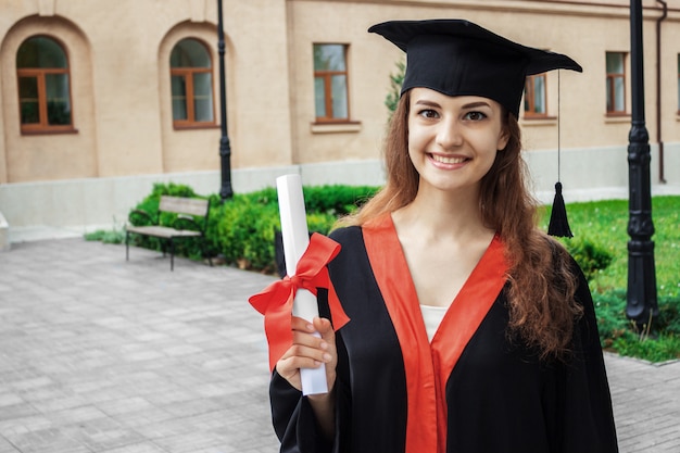 彼女の卒業式の日大学で幸せな女。教育と人々