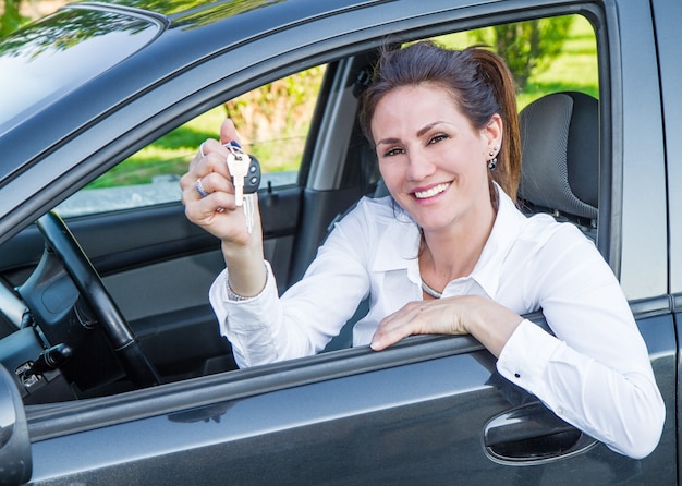 彼の新しい車で幸せな女性