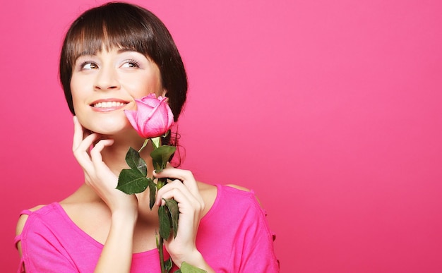 Счастливая женщина с розовой розой