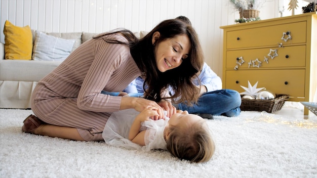 Photo happy woman lying down on floor