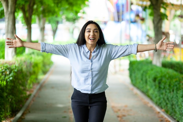 Photo happy woman open hands in street