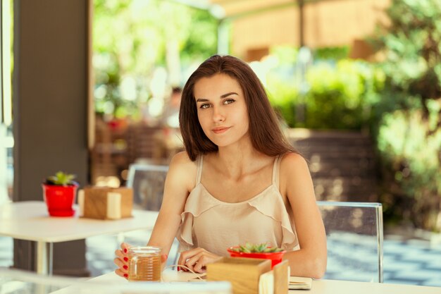 屋外カフェで幸せな女