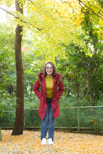 幸せな女性は日本でリラックスして旅行します