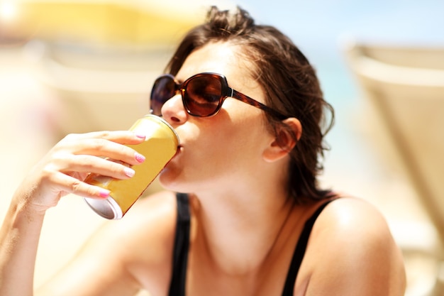 夏のビーチでリラックスして幸せな女性