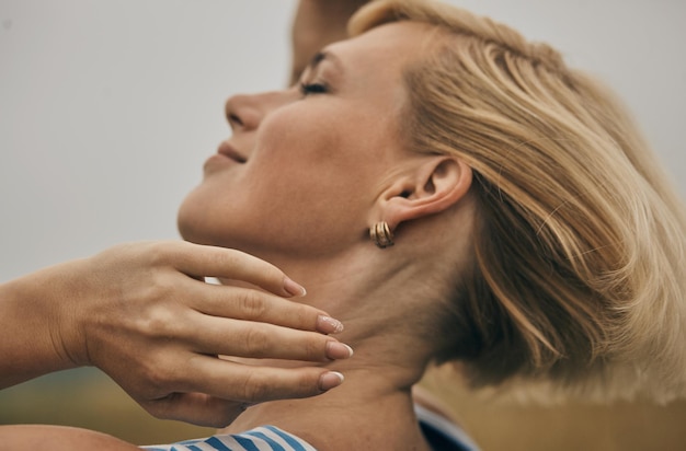 Foto donna felice che si distende in estate nel bellissimo campo