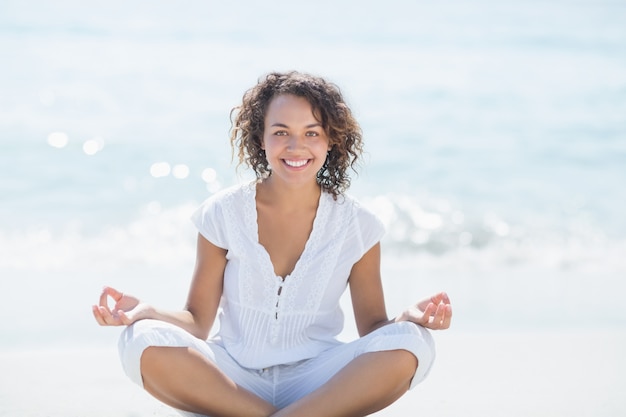 Photo happy woman relaxing