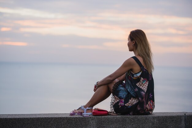 海を見てショートドレスで幸せな女