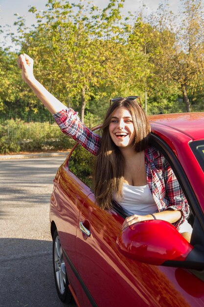 Photo happy woman sitting in car