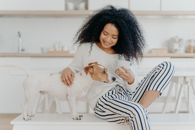 Photo happy woman sitting at home