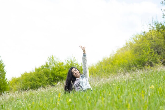 風景に座っている幸せな女