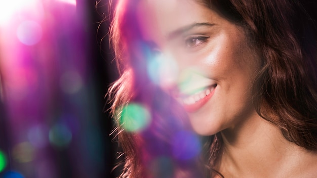 Photo happy woman smiling and blurred sparkles effect