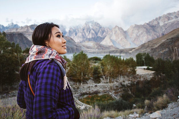 Счастливая женщина, стоя с видом на горы Гималаев