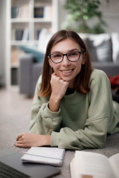 Foto donna felice che studia a casa